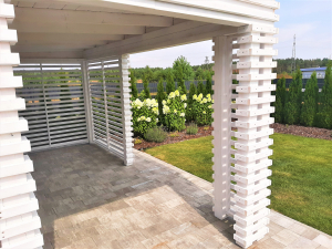 Altana sewilla w kolorze białym z dwoma wejściami zabudowana poziomą listewką