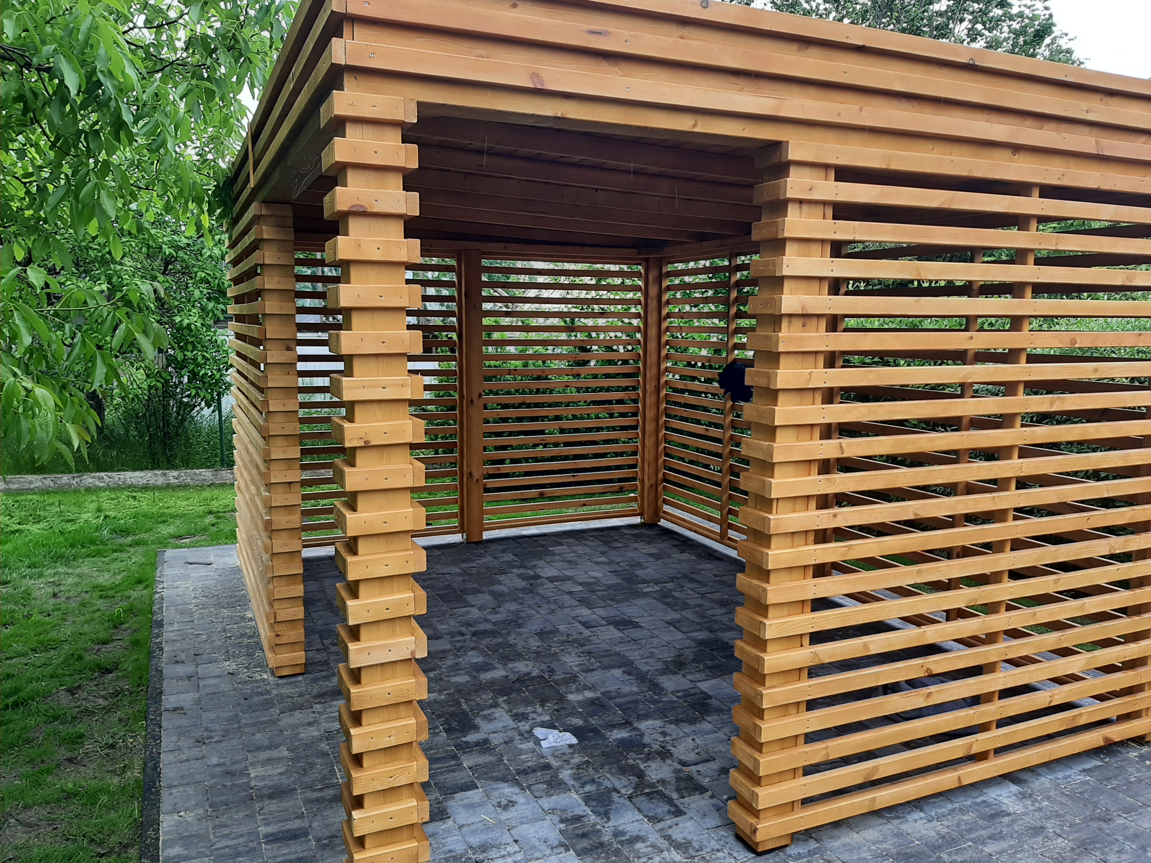 Altana sewilla z dwoma wejściami