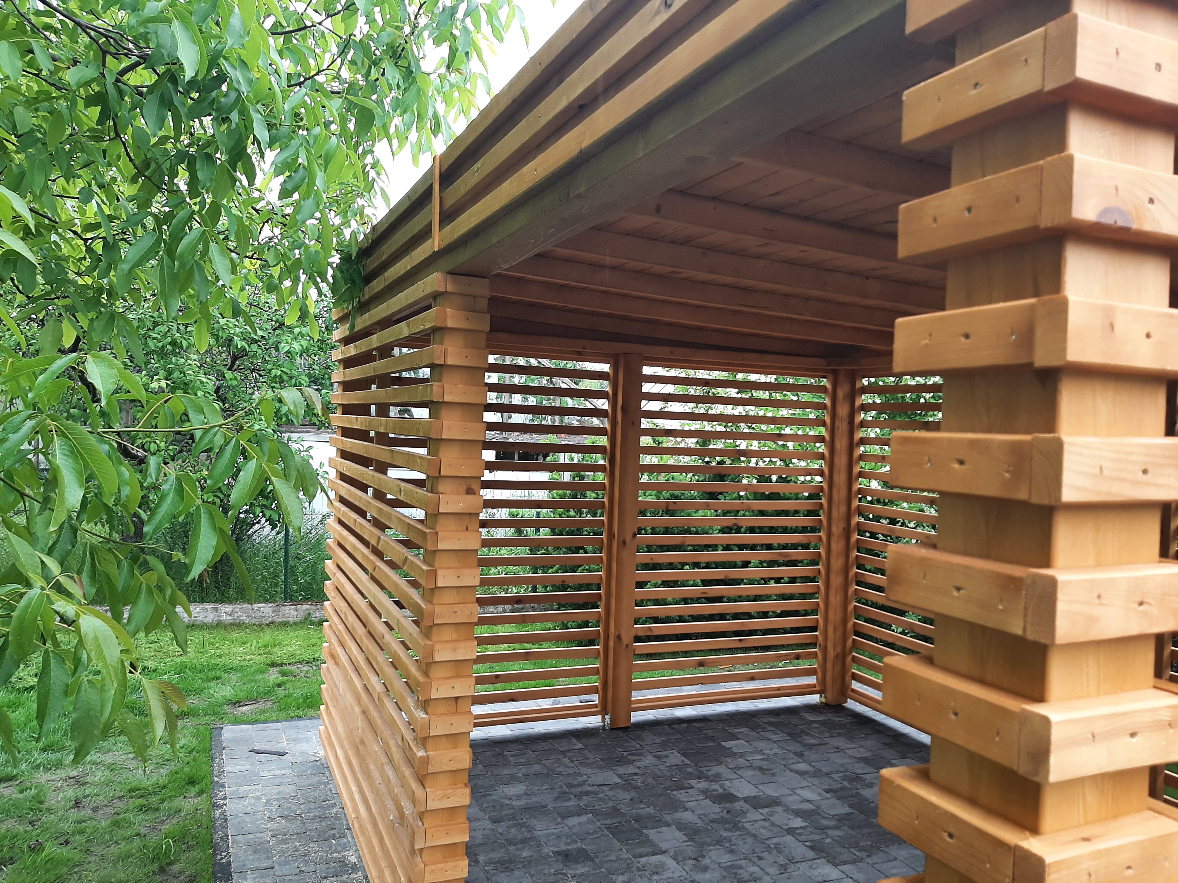 Altana sewilla z dwoma wejściami