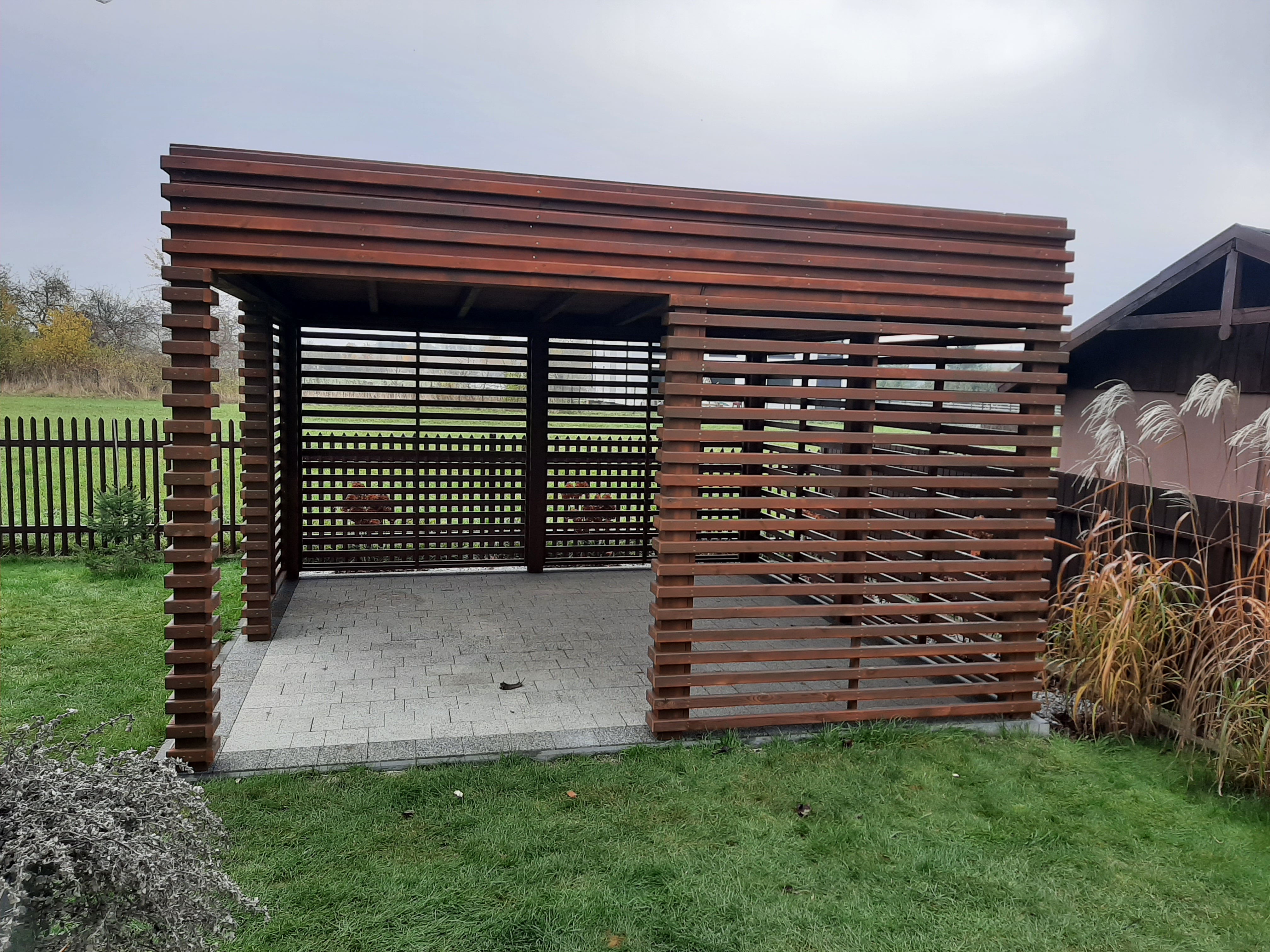 Altana sewilla zabudowana poziomymi deseczkami drewnochron orzech ciemny