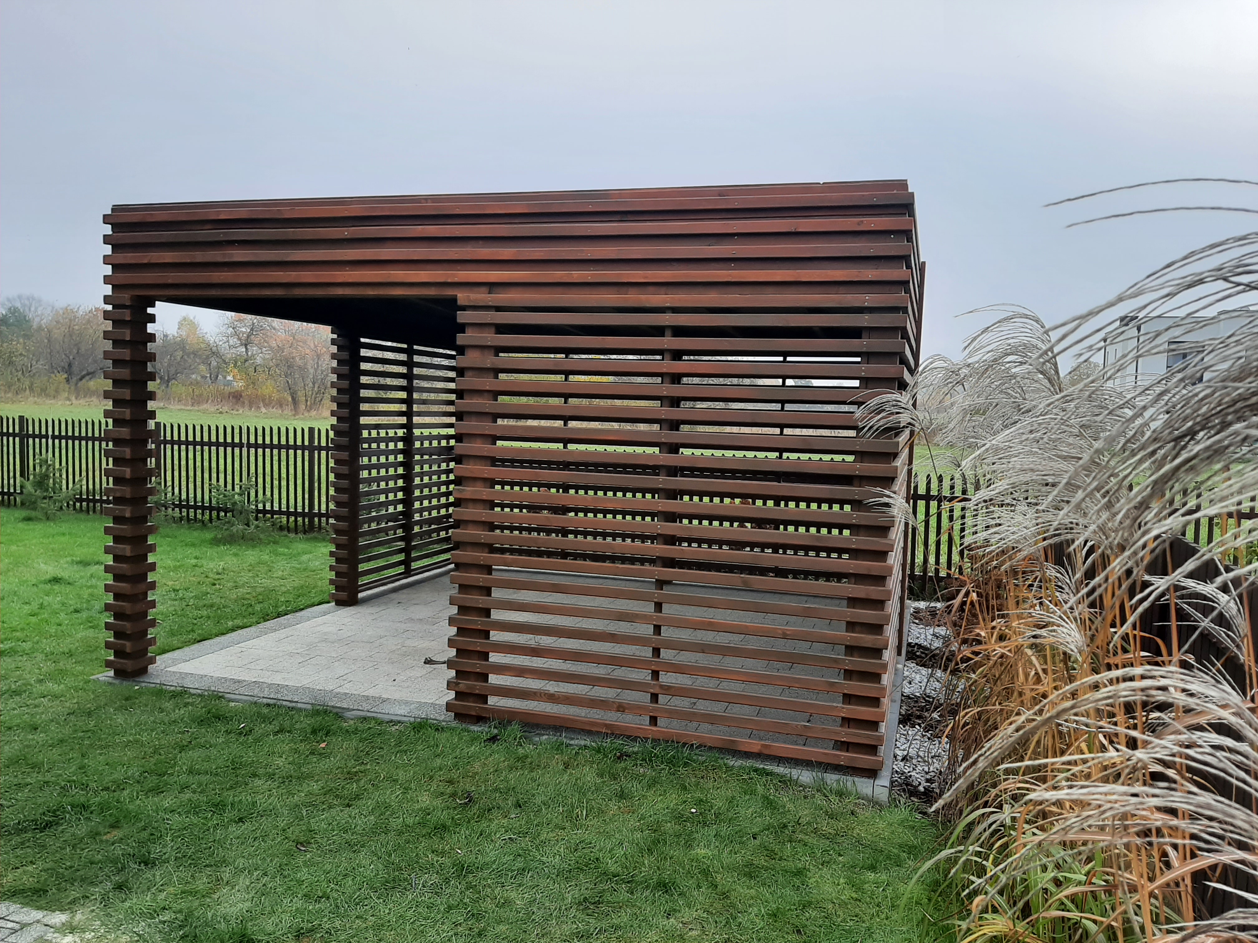 Altana sewilla ogrodowa drewniana z zabudową z poziomych deseczek