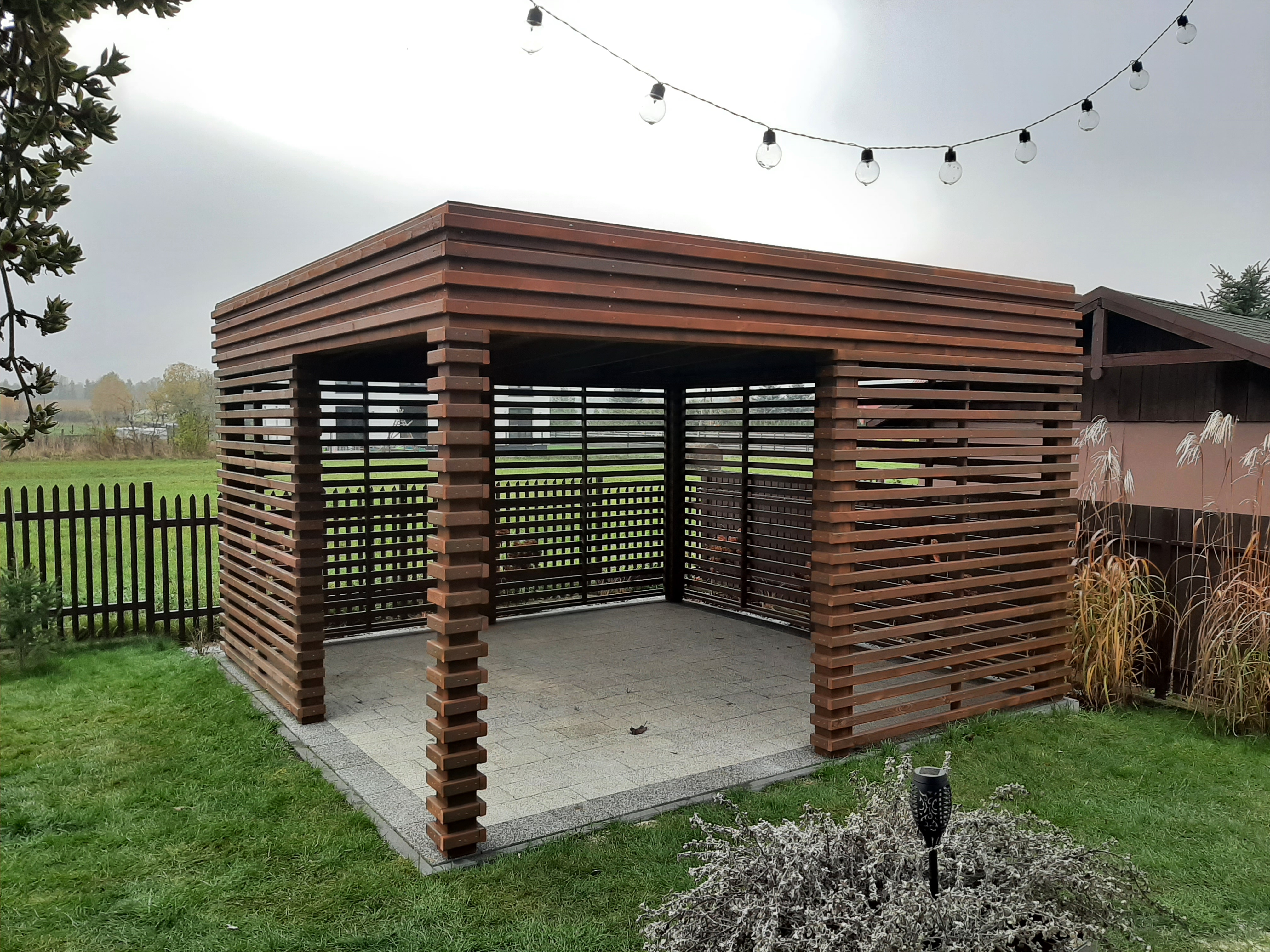 Altana sewilla drewnochron w kolorze orzech ciemny